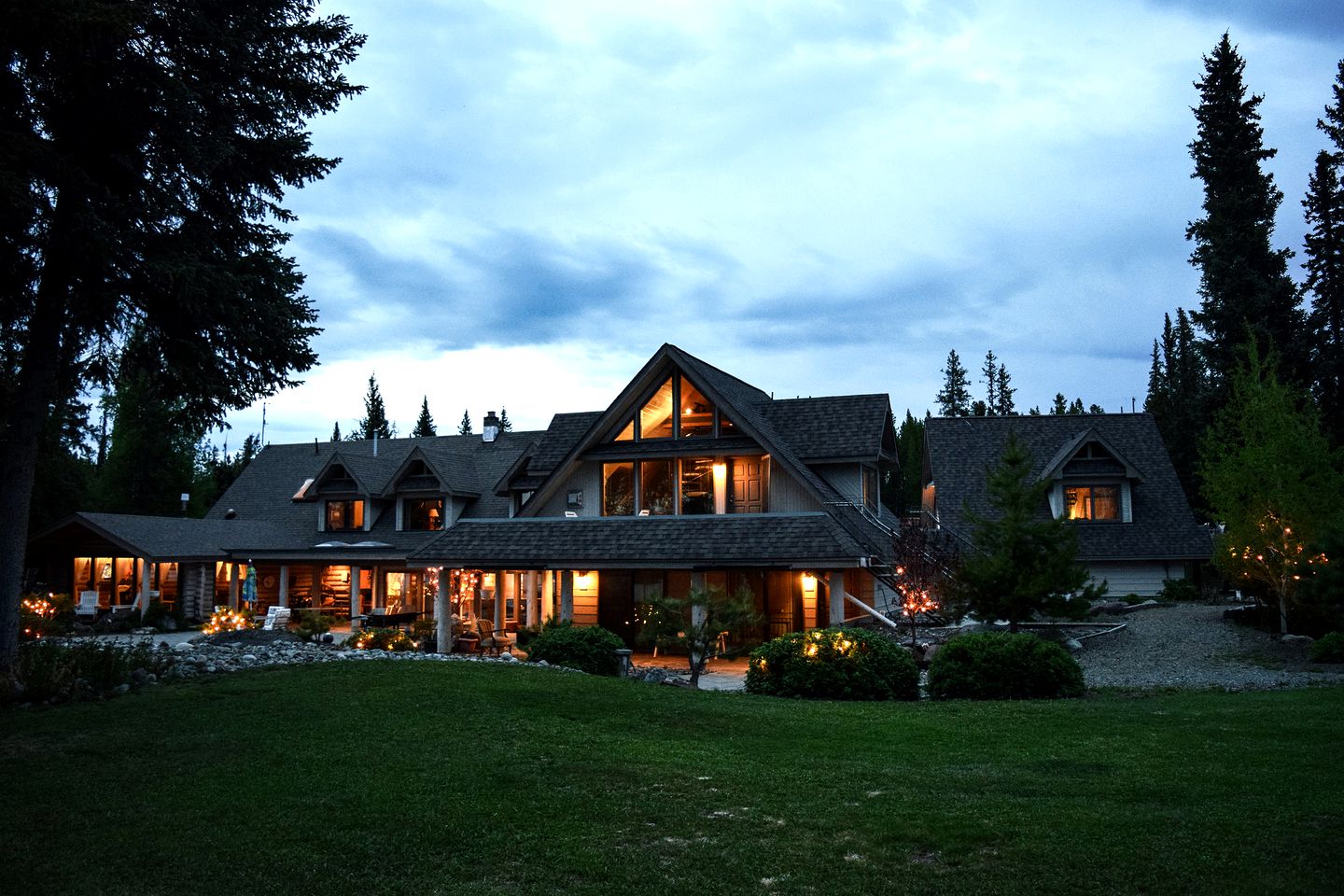 Romantic Getaway with Mountain Views in Nimpo Lake, British Columbia