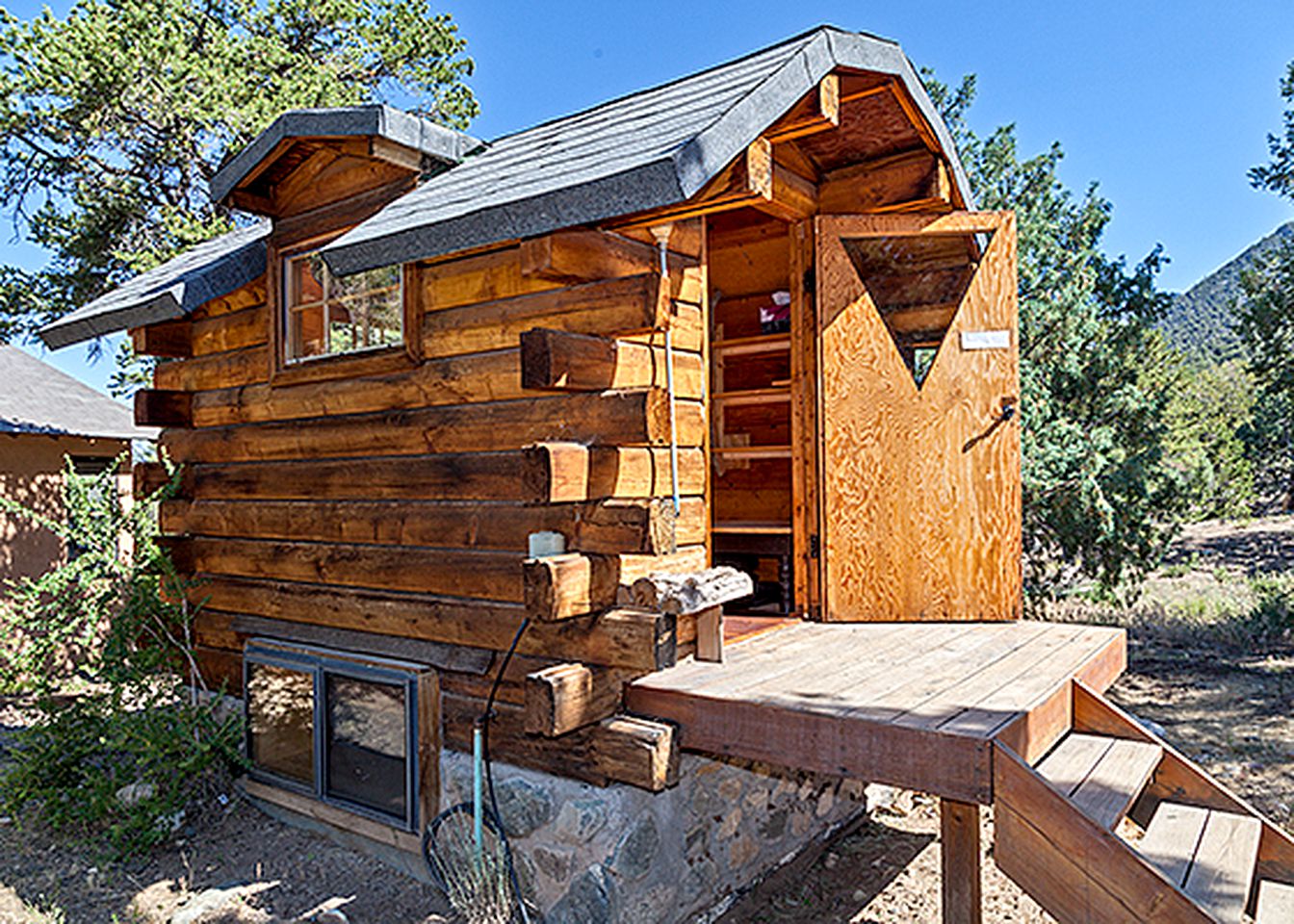 Log Cabins (Crestone, Colorado, United States)