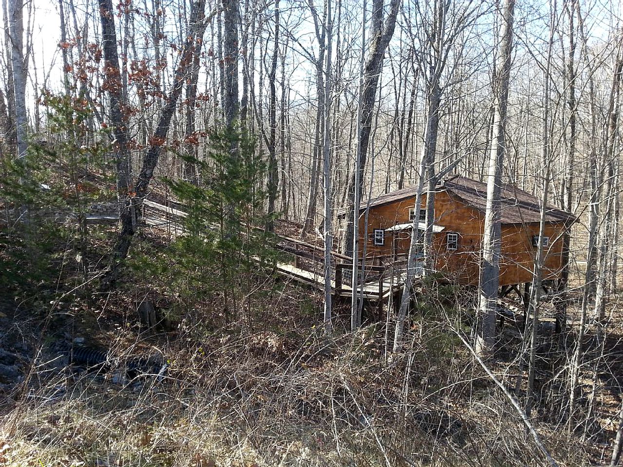 Retro-Inspired Tree House Situated in Tennessee Forest