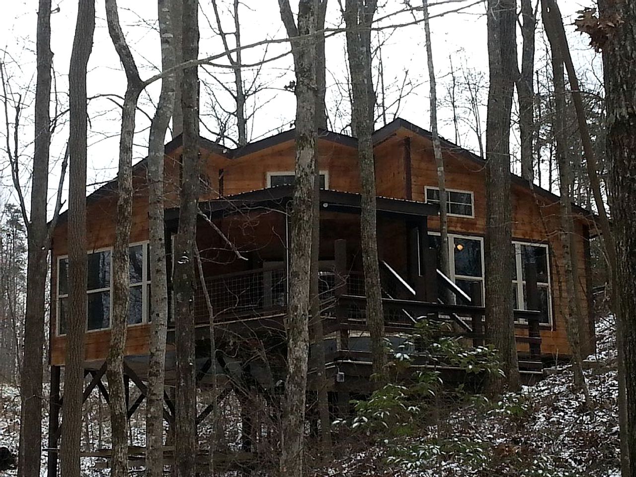 Retro-Inspired Tree House Situated in Tennessee Forest