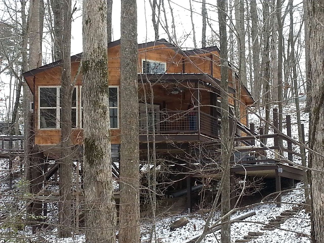 Retro-Inspired Tree House Situated in Tennessee Forest