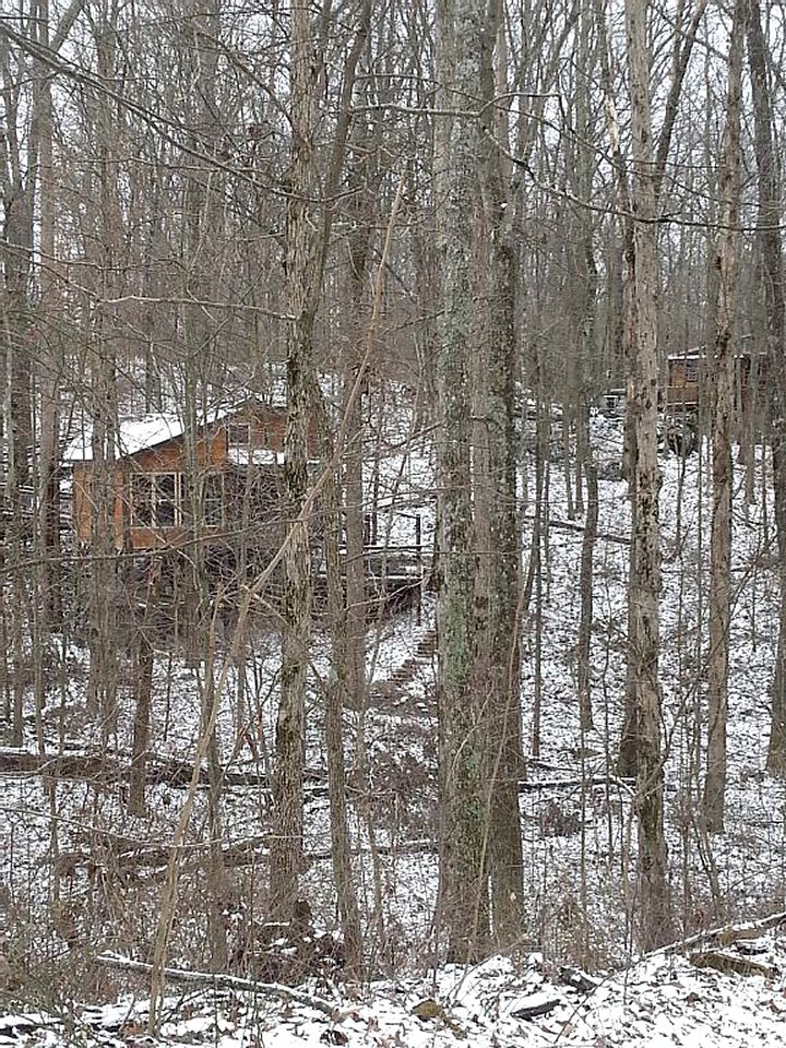 Retro-Inspired Tree House Situated in Tennessee Forest