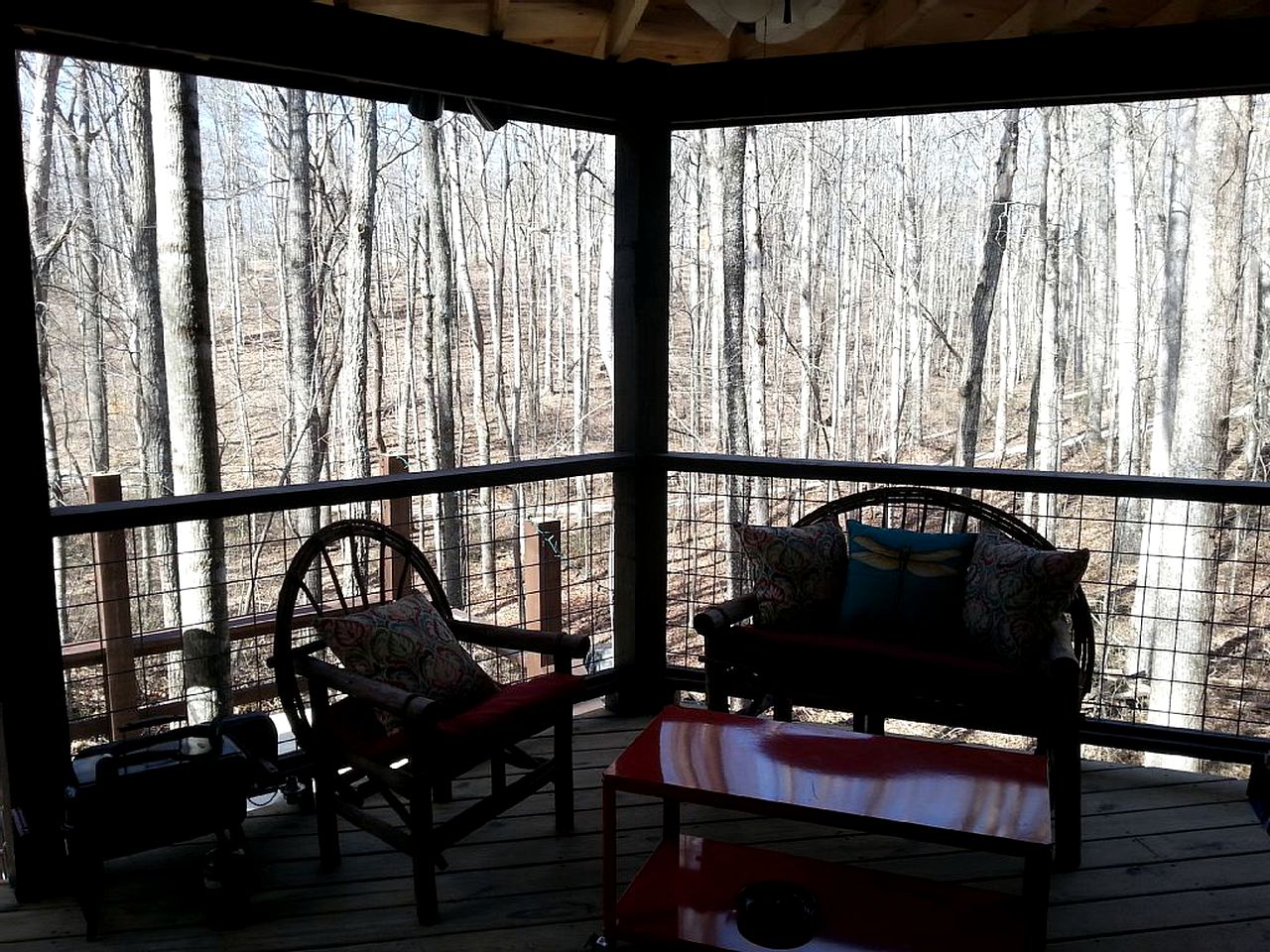 Retro-Inspired Tree House Situated in Tennessee Forest