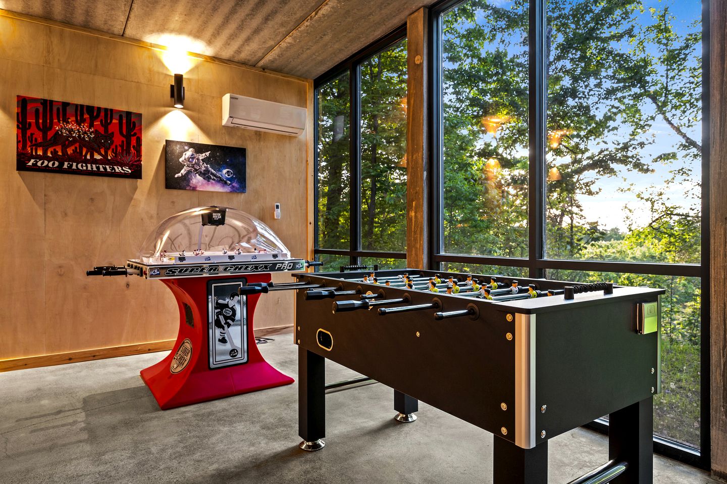 Stunning Luxury Cabin with Unique Furnishings, Indoor Pool, and Game Room in Gatlinburg, Tennessee
