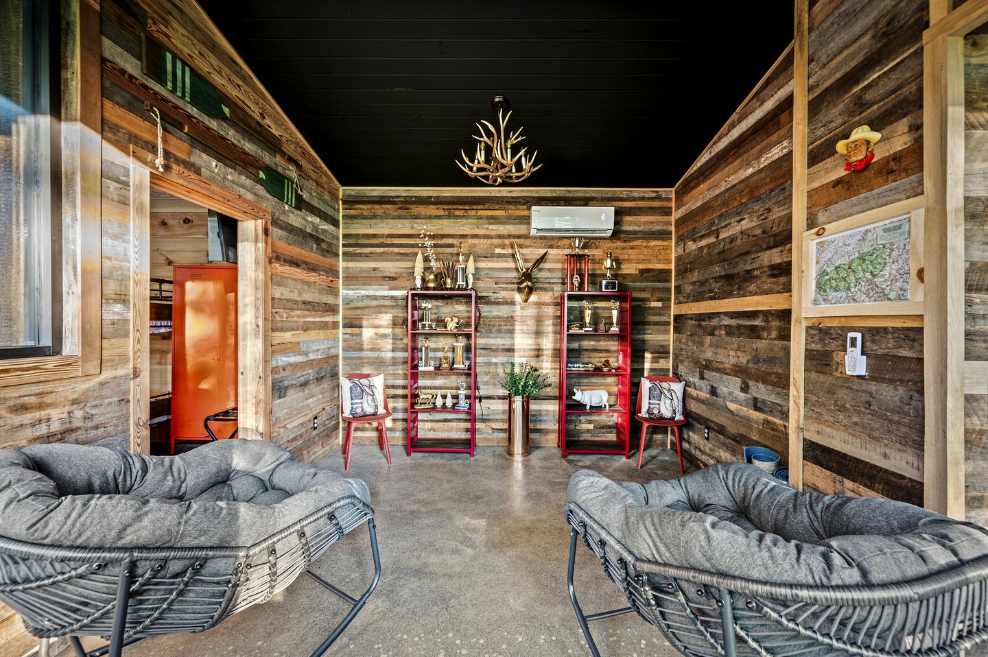 Stunning Luxury Cabin with Unique Furnishings, Indoor Pool, and Game Room in Gatlinburg, Tennessee