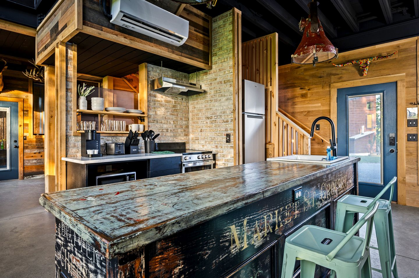 Stunning Luxury Cabin with Unique Furnishings, Indoor Pool, and Game Room in Gatlinburg, Tennessee