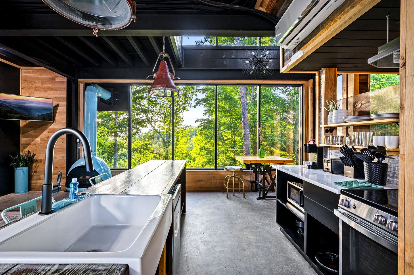 Stunning Luxury Cabin with Unique Furnishings, Indoor Pool, and Game Room in Gatlinburg, Tennessee