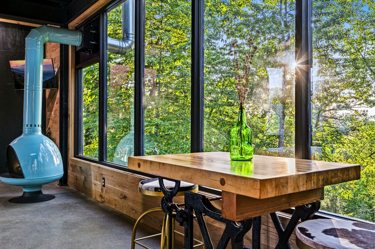 Stunning Luxury Cabin with Unique Furnishings, Indoor Pool, and Game Room in Gatlinburg, Tennessee