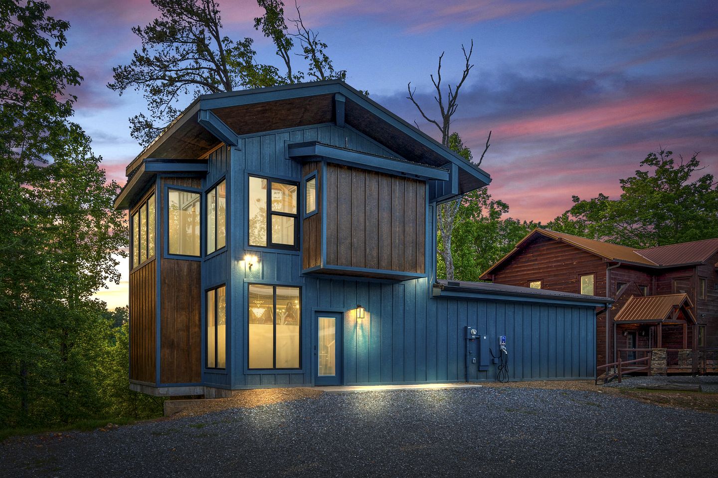Stunning Luxury Cabin with Unique Furnishings, Indoor Pool, and Game Room in Gatlinburg, Tennessee