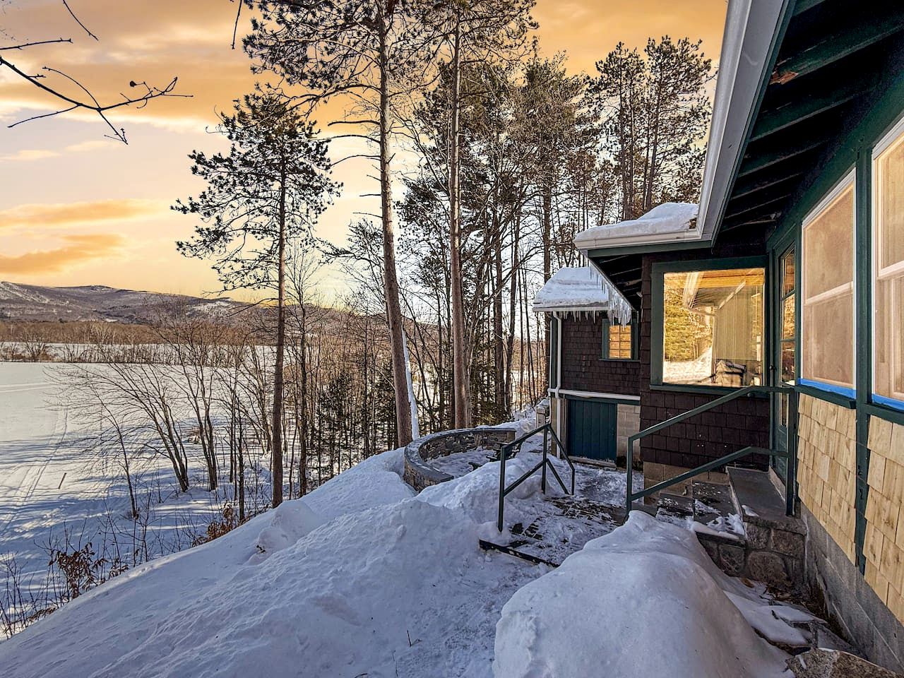 Secluded Cottage with Incredible Views of Cranmore Mountain, Perfect for a Glamping Weekend in the White Mountains, New Hampshire