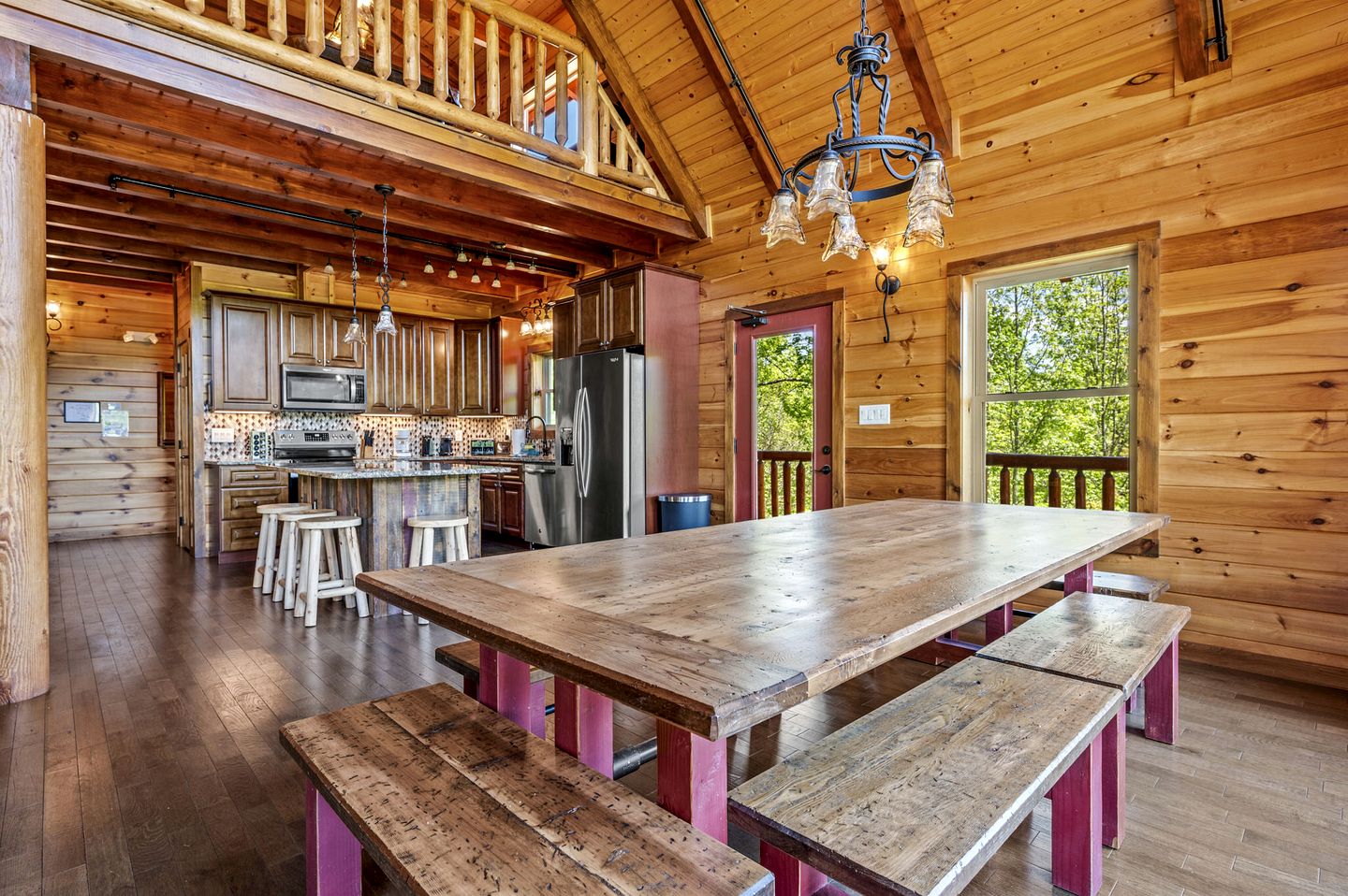Spacious Luxury Log Cabin with Mountain Views, Hot Tub & Game Room near Gatlinburg & Pigeon Forge, Tennessee