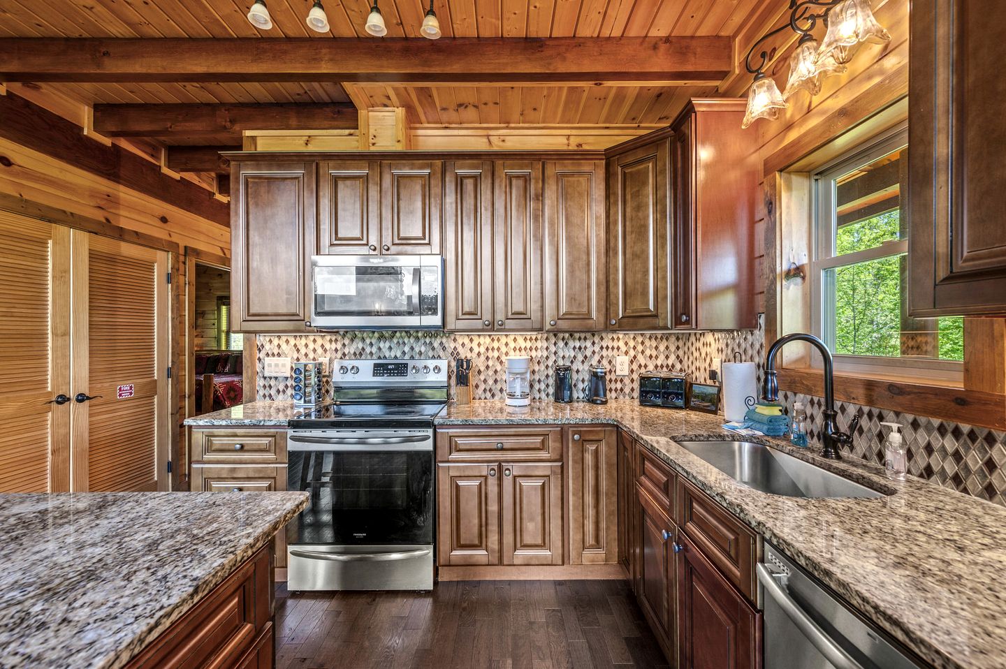 Spacious Luxury Log Cabin with Mountain Views, Hot Tub & Game Room near Gatlinburg & Pigeon Forge, Tennessee