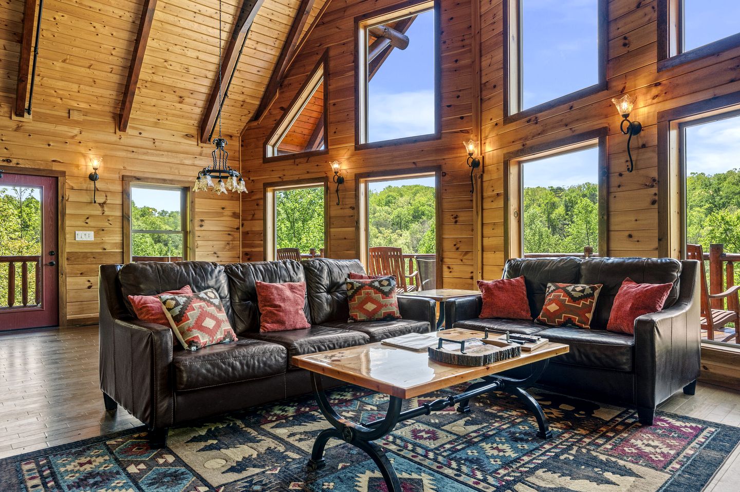 Spacious Luxury Log Cabin with Mountain Views, Hot Tub & Game Room near Gatlinburg & Pigeon Forge, Tennessee
