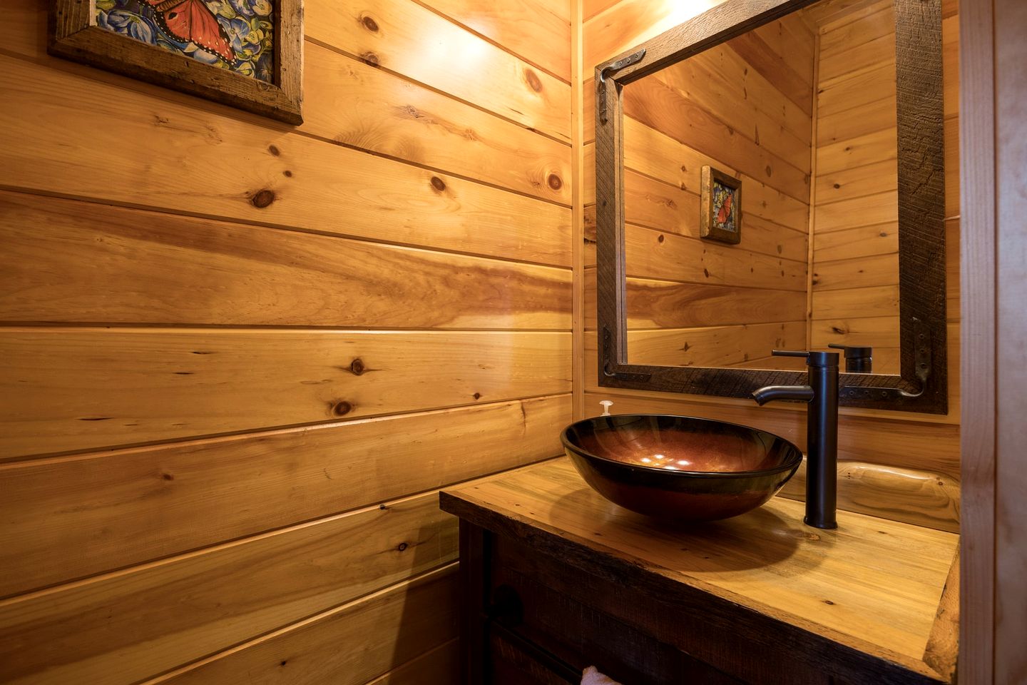 Spacious Luxury Log Cabin with Mountain Views, Hot Tub & Game Room near Gatlinburg & Pigeon Forge, Tennessee