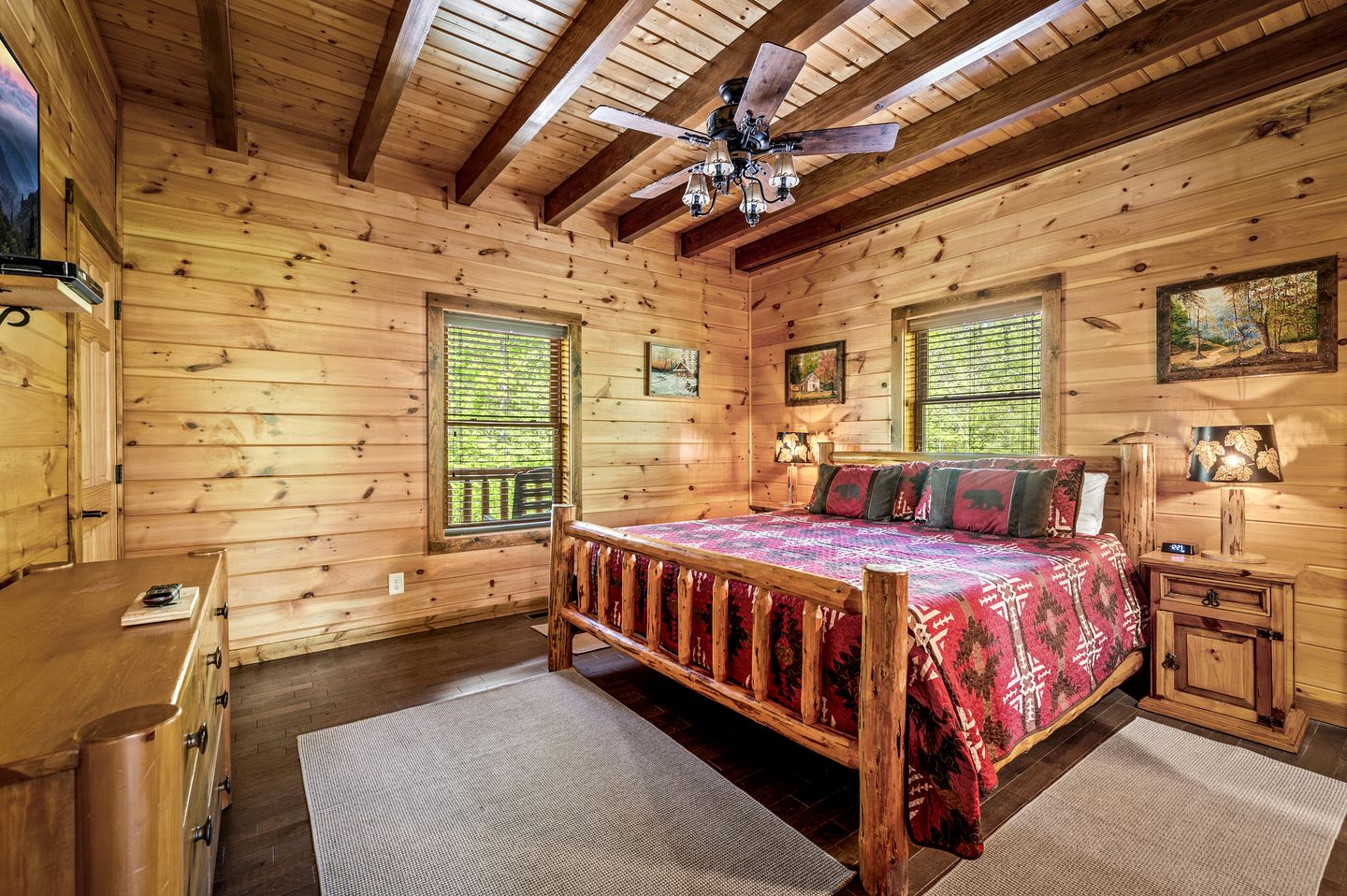 Spacious Luxury Log Cabin with Mountain Views, Hot Tub & Game Room near Gatlinburg & Pigeon Forge, Tennessee