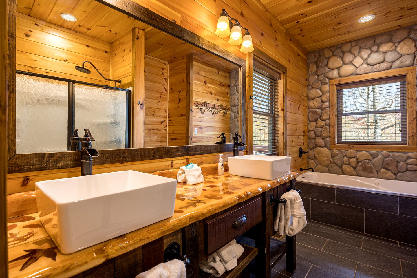 Spacious Luxury Log Cabin with Mountain Views, Hot Tub & Game Room near Gatlinburg & Pigeon Forge, Tennessee