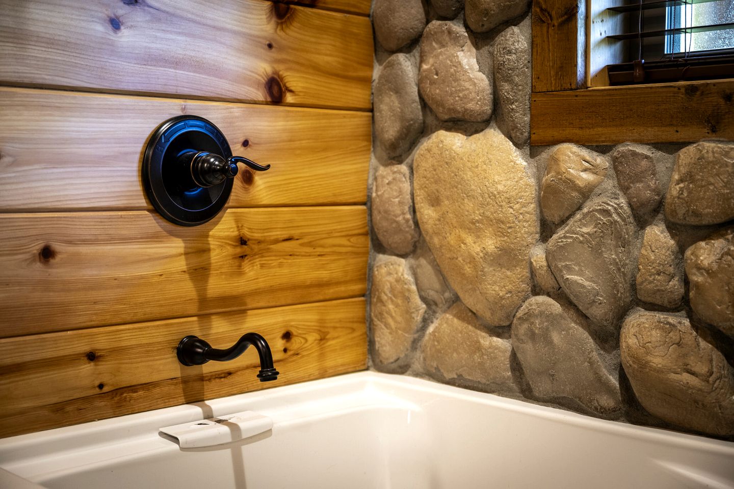 Spacious Luxury Log Cabin with Mountain Views, Hot Tub & Game Room near Gatlinburg & Pigeon Forge, Tennessee