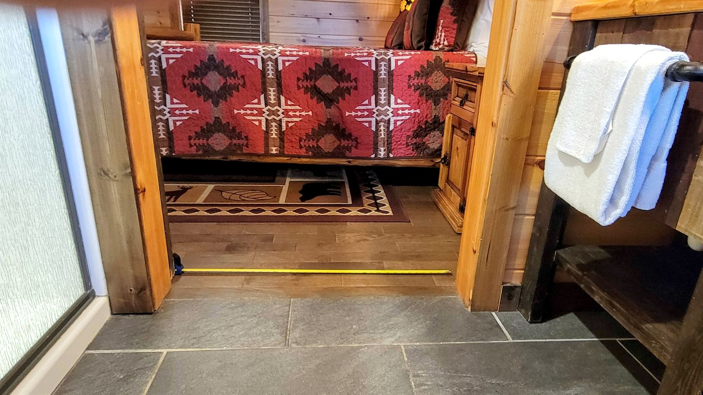 Spacious Luxury Log Cabin with Mountain Views, Hot Tub & Game Room near Gatlinburg & Pigeon Forge, Tennessee