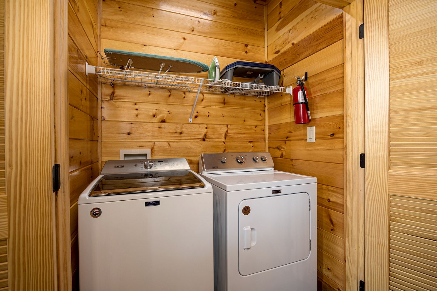 Spacious Luxury Log Cabin with Mountain Views, Hot Tub & Game Room near Gatlinburg & Pigeon Forge, Tennessee