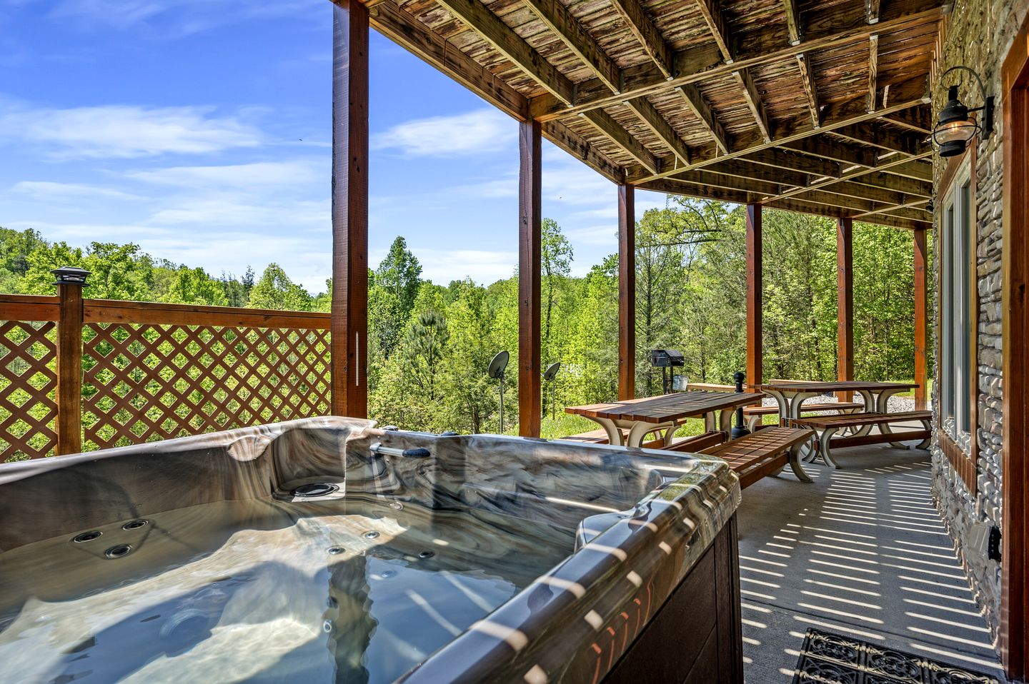 Spacious Luxury Log Cabin with Mountain Views, Hot Tub & Game Room near Gatlinburg & Pigeon Forge, Tennessee