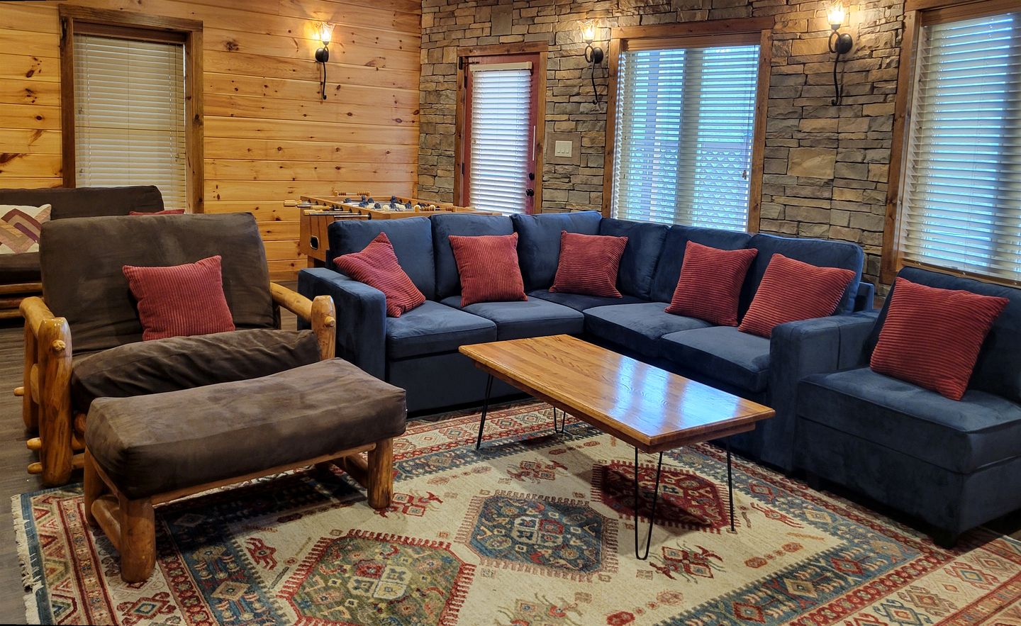 Spacious Luxury Log Cabin with Mountain Views, Hot Tub & Game Room near Gatlinburg & Pigeon Forge, Tennessee