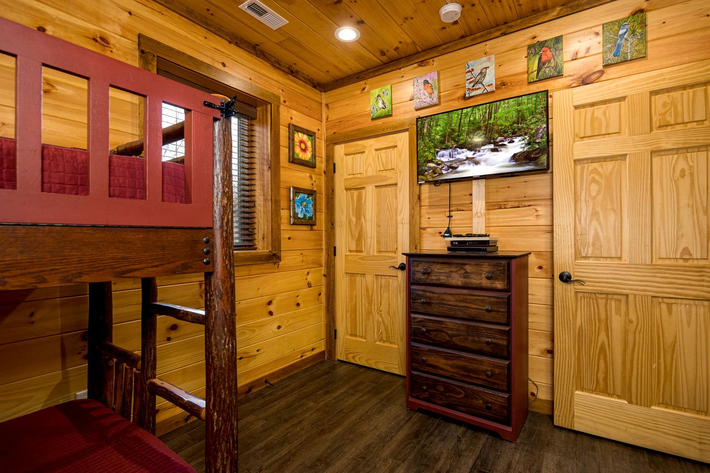 Spacious Luxury Log Cabin with Mountain Views, Hot Tub & Game Room near Gatlinburg & Pigeon Forge, Tennessee