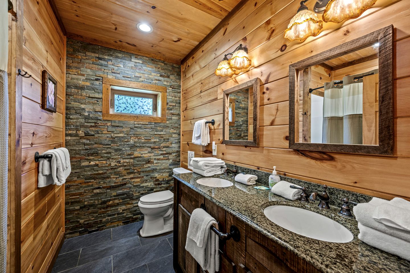 Spacious Luxury Log Cabin with Mountain Views, Hot Tub & Game Room near Gatlinburg & Pigeon Forge, Tennessee