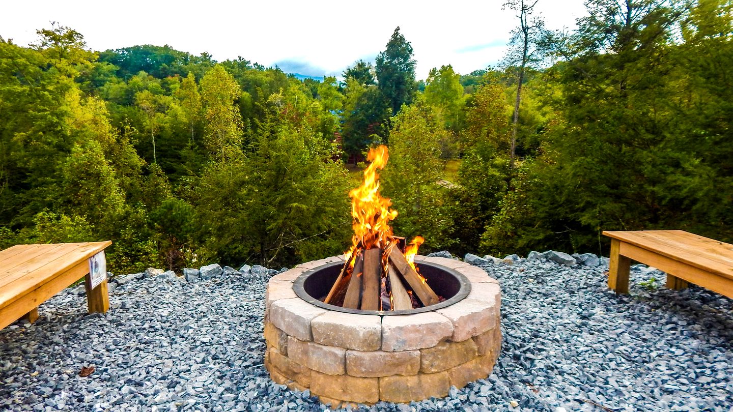 Spacious Luxury Log Cabin with Mountain Views, Hot Tub & Game Room near Gatlinburg & Pigeon Forge, Tennessee