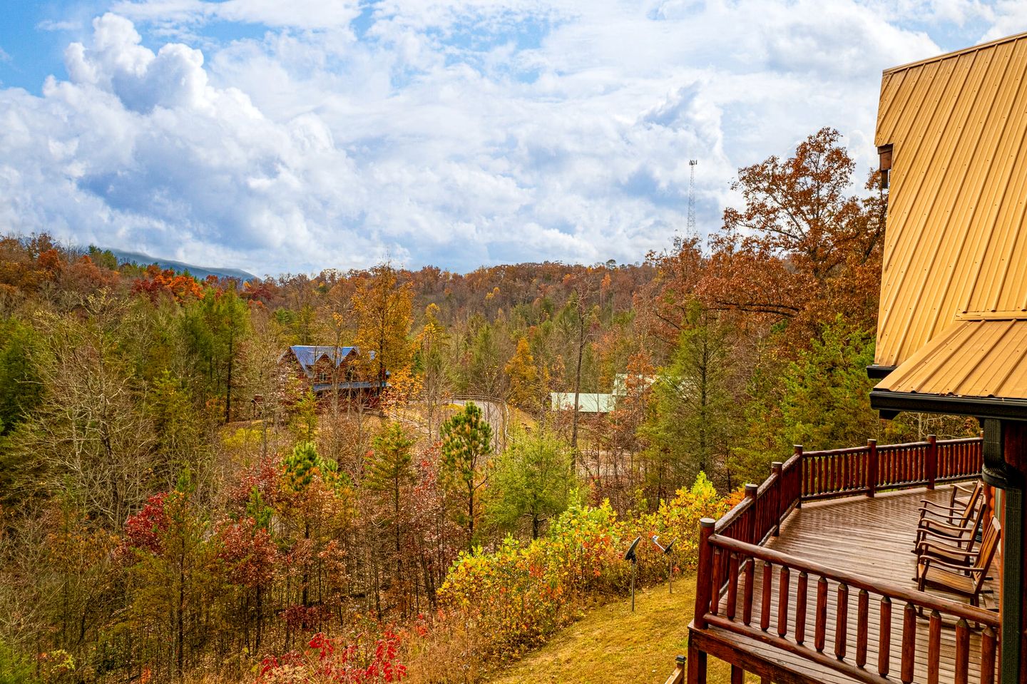 Spacious Luxury Log Cabin with Mountain Views, Hot Tub & Game Room near Gatlinburg & Pigeon Forge, Tennessee