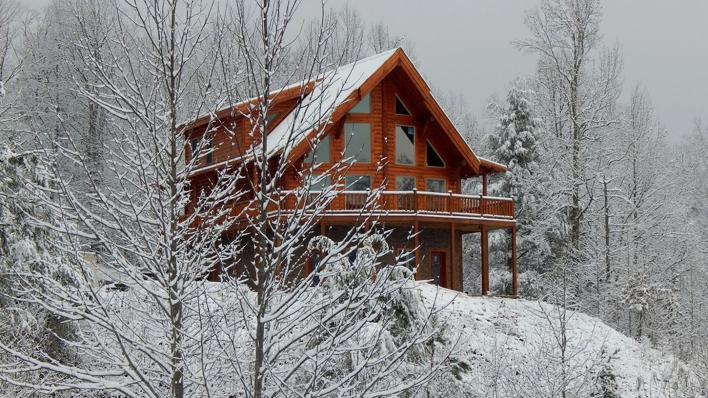 Spacious Luxury Log Cabin with Mountain Views, Hot Tub & Game Room near Gatlinburg & Pigeon Forge, Tennessee