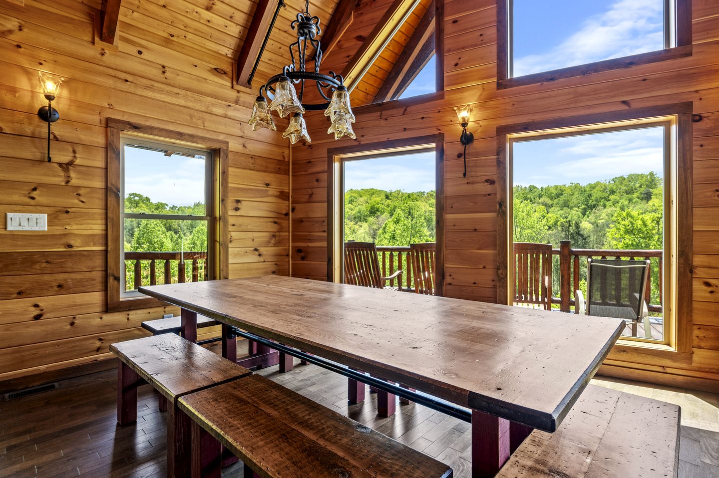Spacious Luxury Log Cabin with Mountain Views, Hot Tub & Game Room near Gatlinburg & Pigeon Forge, Tennessee