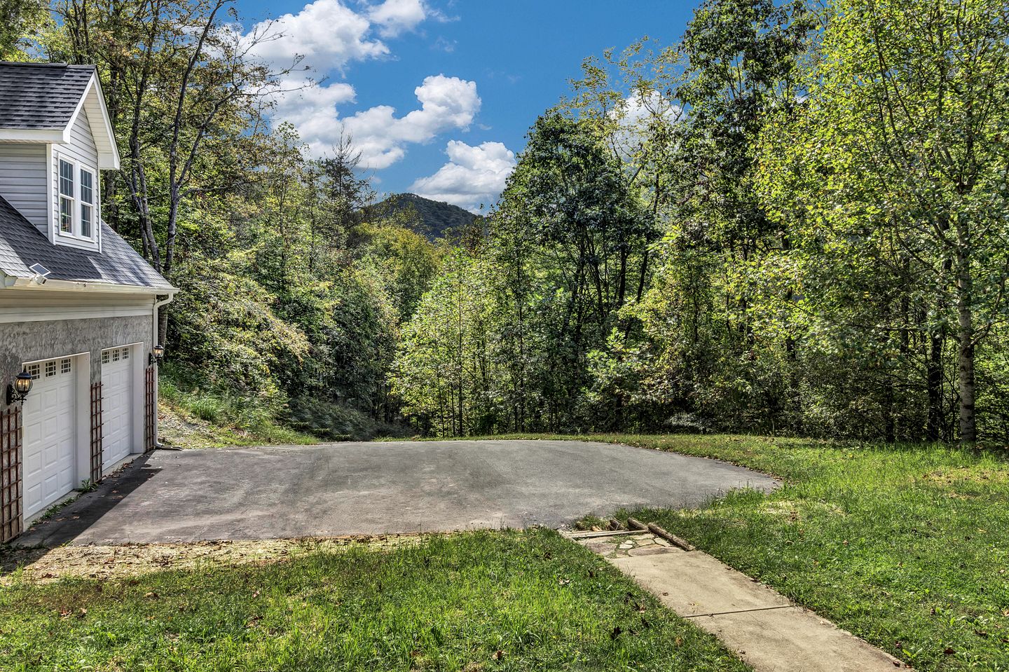 Spacious Mountain Retreat with Bonus Game Room Near Asheville, Barnardsville, NC