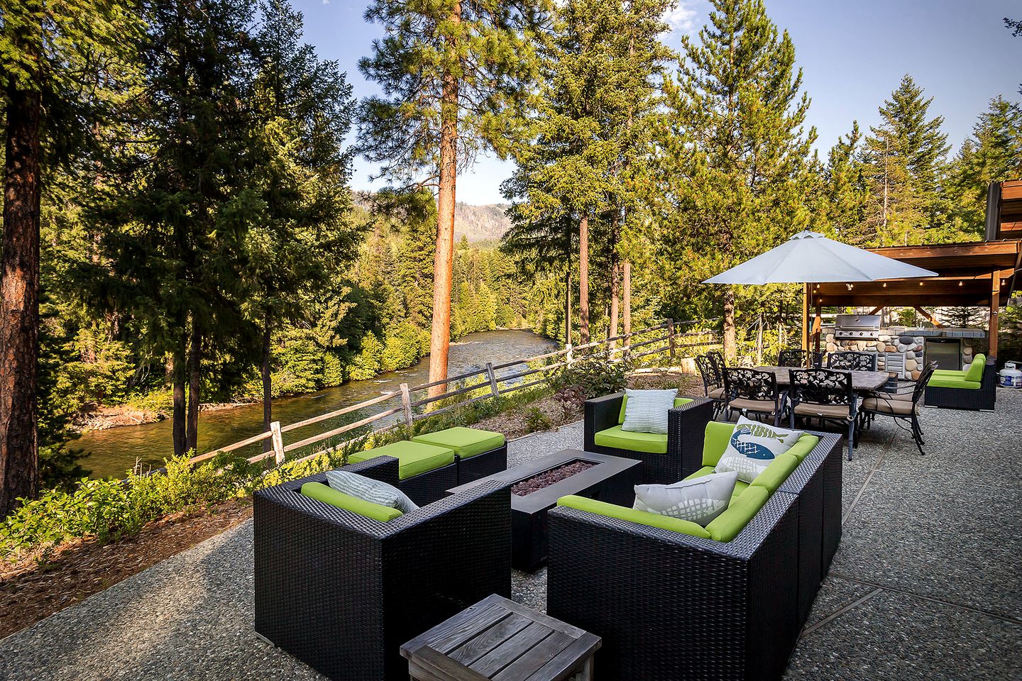 Panoramic Views of the Chiwawa River from a Luxury Cabin Porch with Private Hot-Tub in Leavenworth