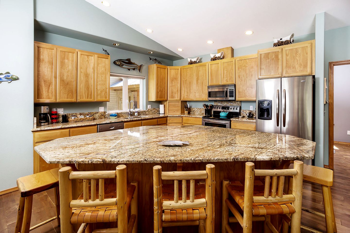 Panoramic Views of the Chiwawa River from a Luxury Cabin Porch with Private Hot-Tub in Leavenworth