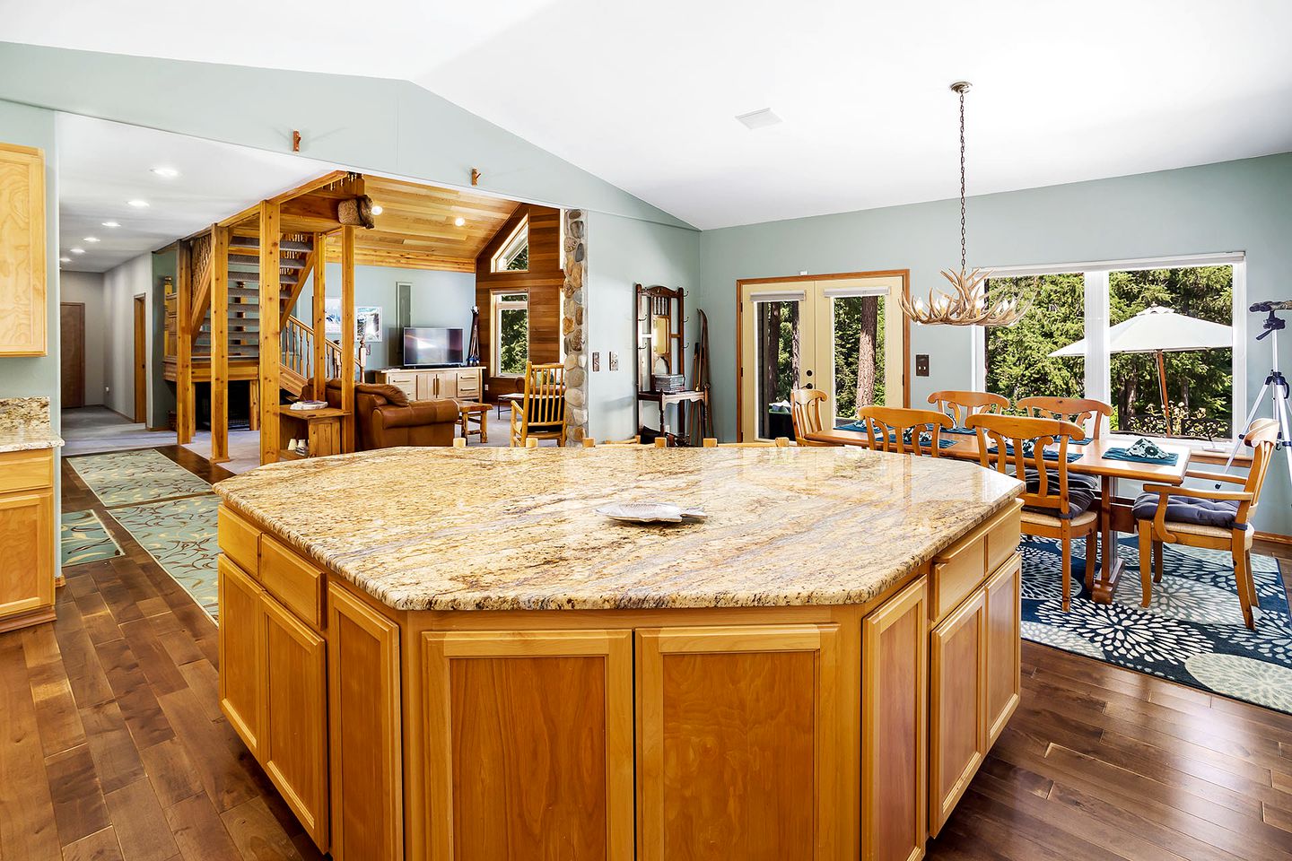 Panoramic Views of the Chiwawa River from a Luxury Cabin Porch with Private Hot-Tub in Leavenworth