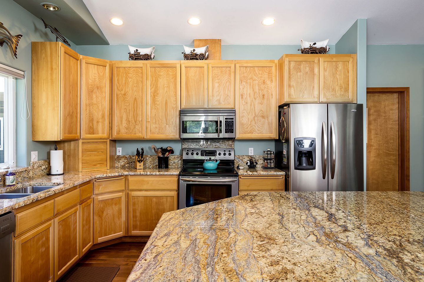 Panoramic Views of the Chiwawa River from a Luxury Cabin Porch with Private Hot-Tub in Leavenworth