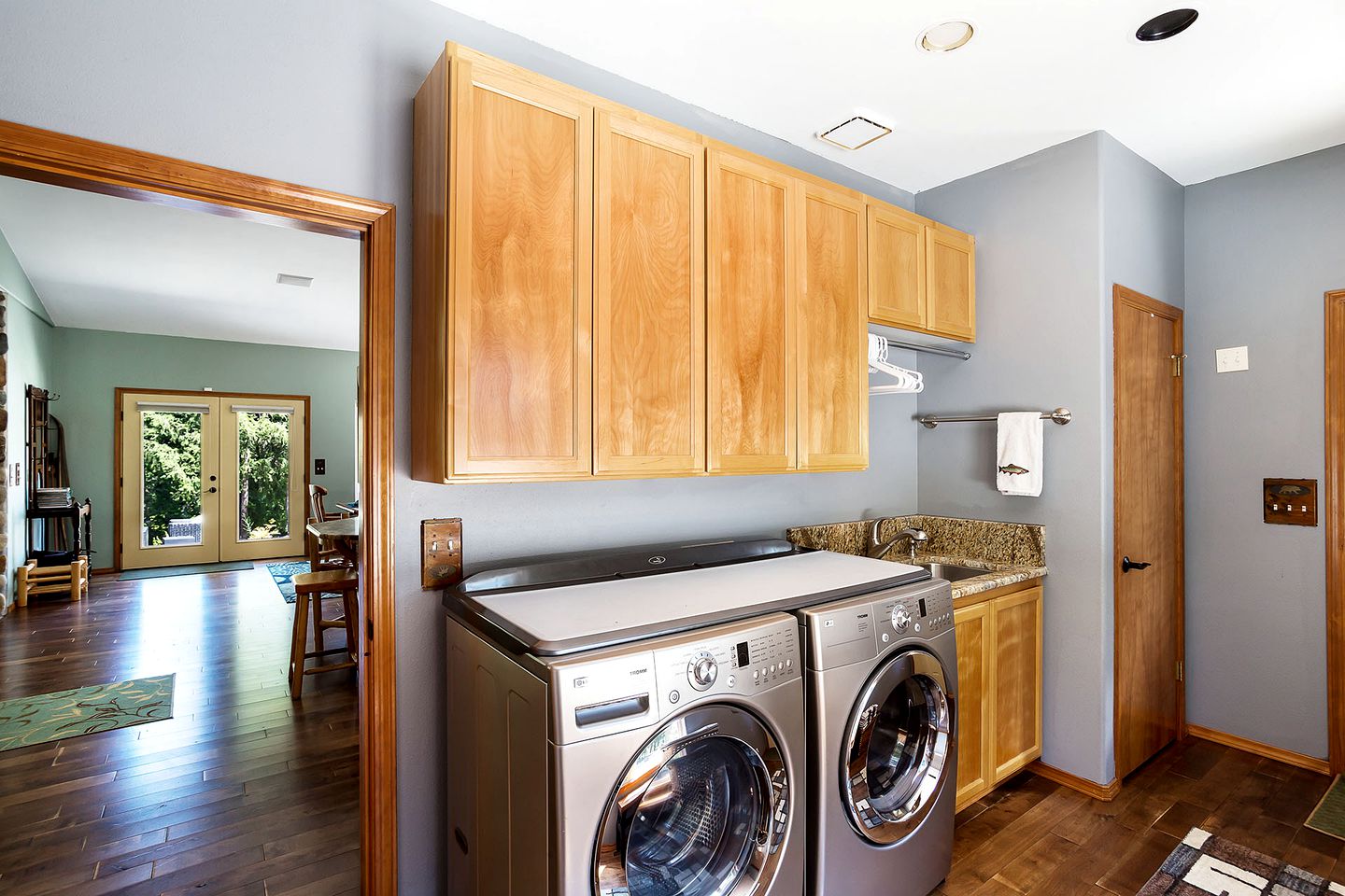 Panoramic Views of the Chiwawa River from a Luxury Cabin Porch with Private Hot-Tub in Leavenworth