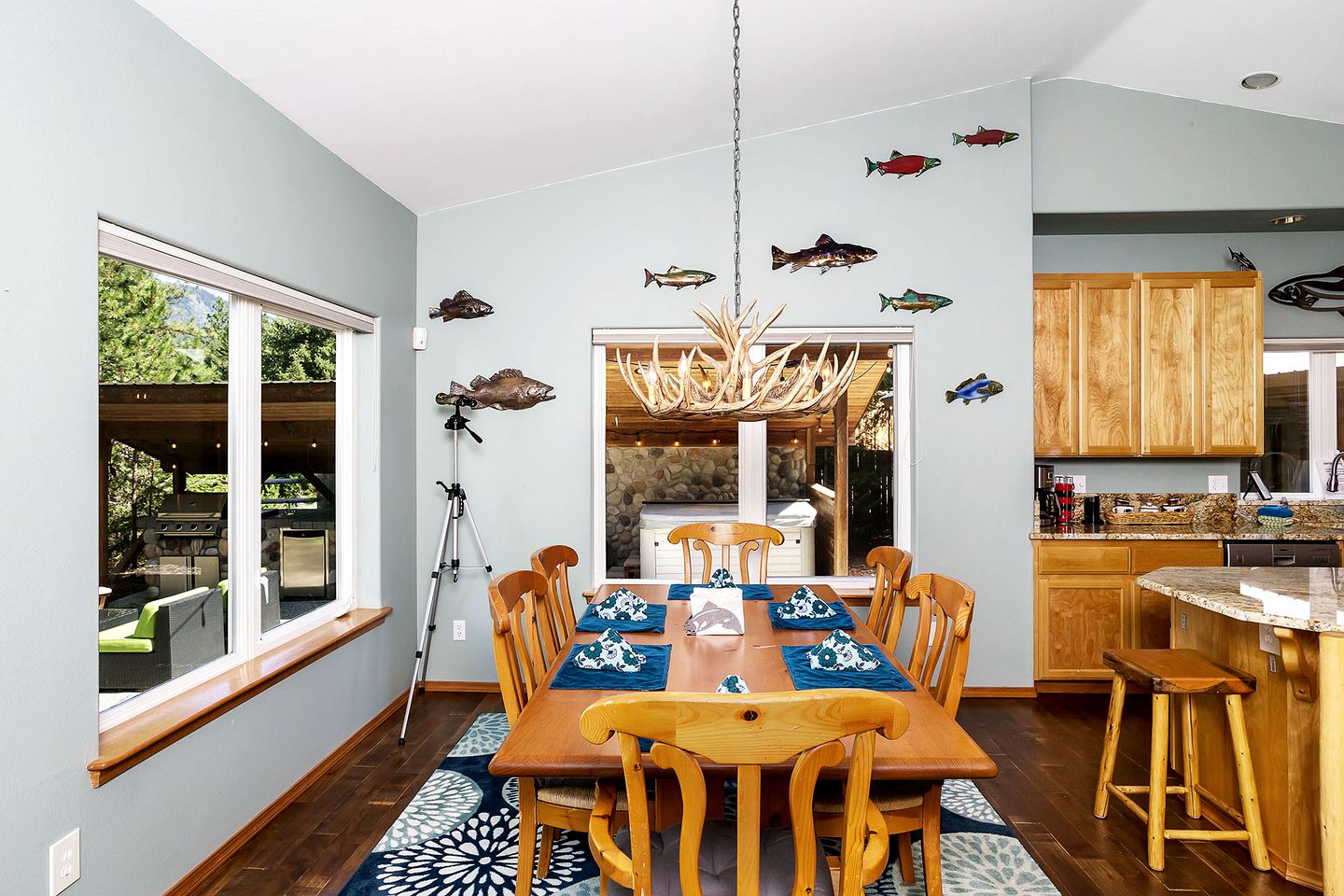 Panoramic Views of the Chiwawa River from a Luxury Cabin Porch with Private Hot-Tub in Leavenworth