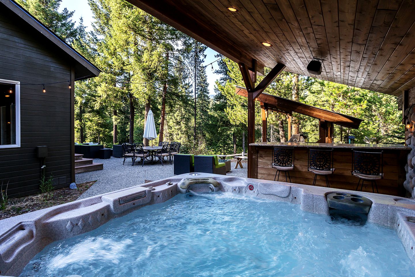 Panoramic Views of the Chiwawa River from a Luxury Cabin Porch with Private Hot-Tub in Leavenworth