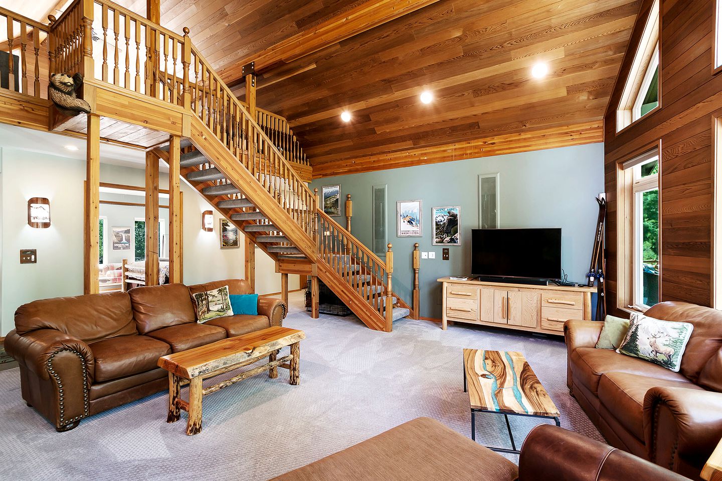 Panoramic Views of the Chiwawa River from a Luxury Cabin Porch with Private Hot-Tub in Leavenworth