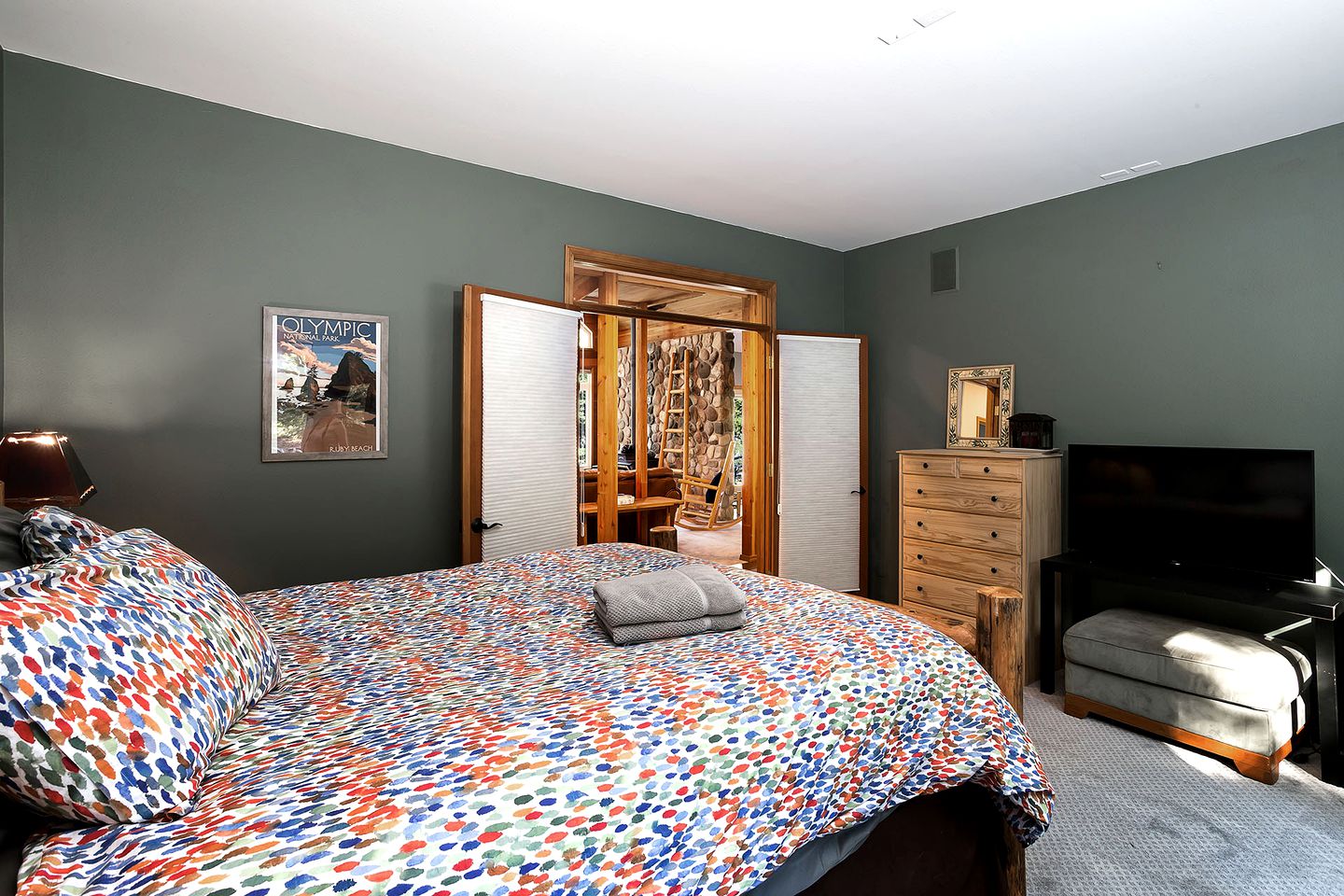 Panoramic Views of the Chiwawa River from a Luxury Cabin Porch with Private Hot-Tub in Leavenworth