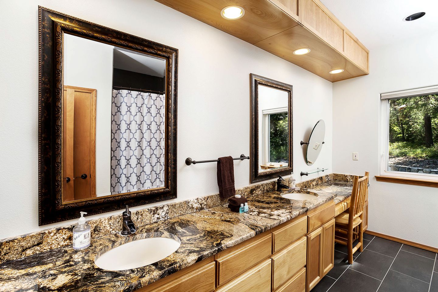 Panoramic Views of the Chiwawa River from a Luxury Cabin Porch with Private Hot-Tub in Leavenworth