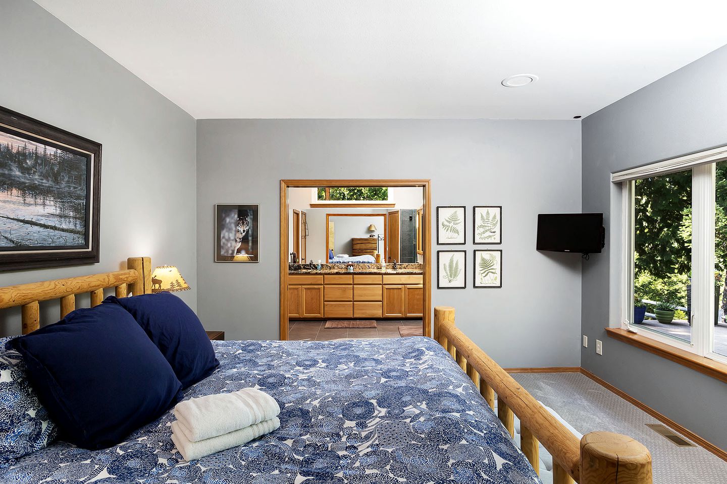 Panoramic Views of the Chiwawa River from a Luxury Cabin Porch with Private Hot-Tub in Leavenworth