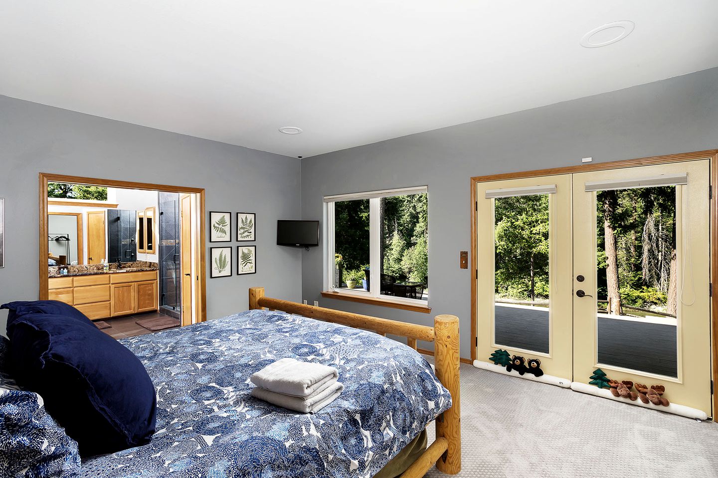 Panoramic Views of the Chiwawa River from a Luxury Cabin Porch with Private Hot-Tub in Leavenworth