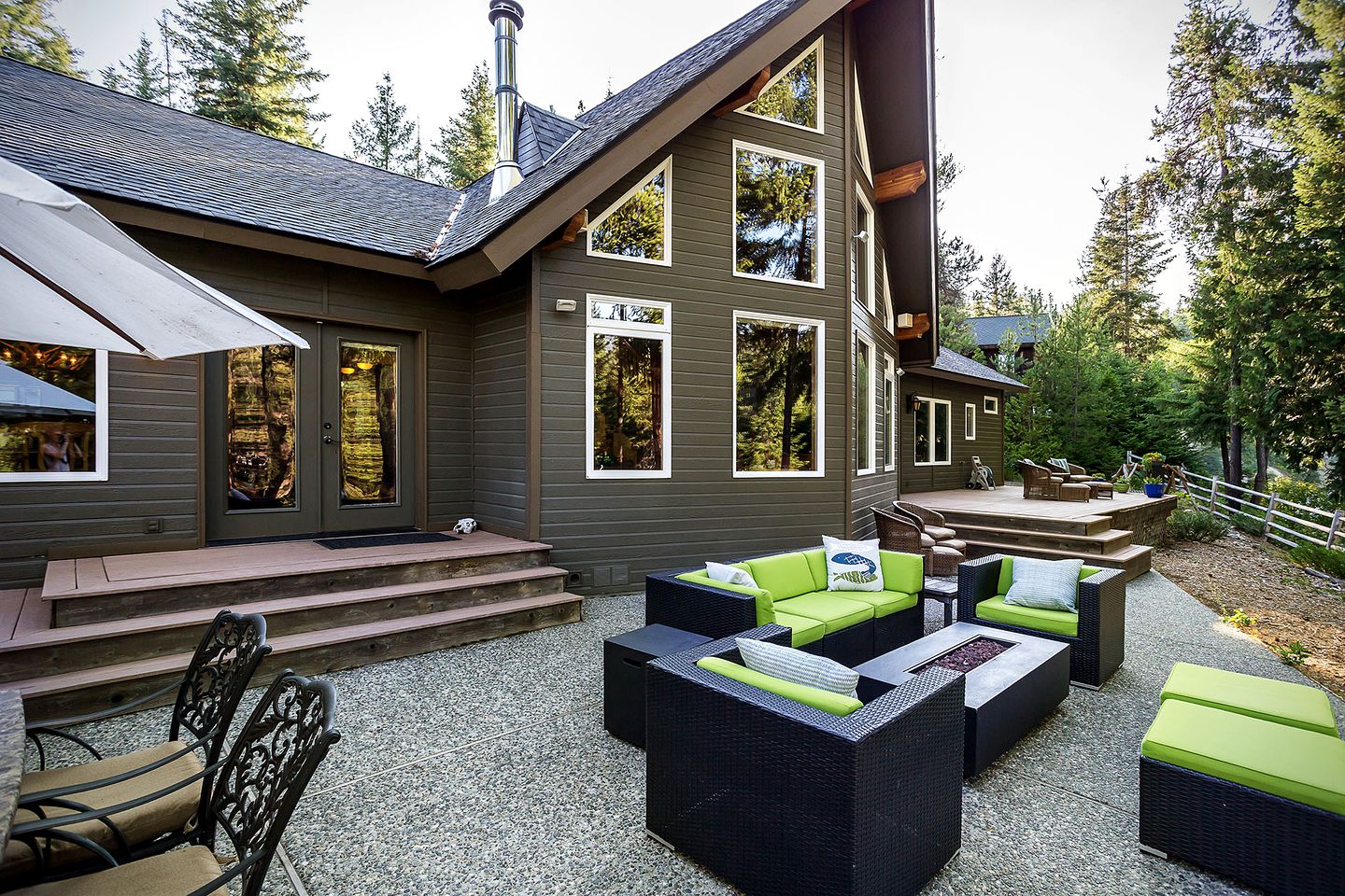 Panoramic Views of the Chiwawa River from a Luxury Cabin Porch with Private Hot-Tub in Leavenworth