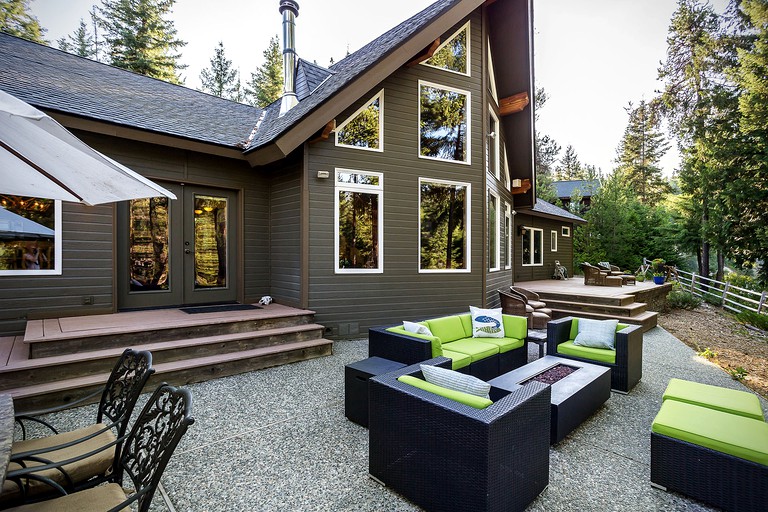 Panoramic Views of the Chiwawa River from a Luxury Cabin Porch with Private Hot-Tub in Leavenworth