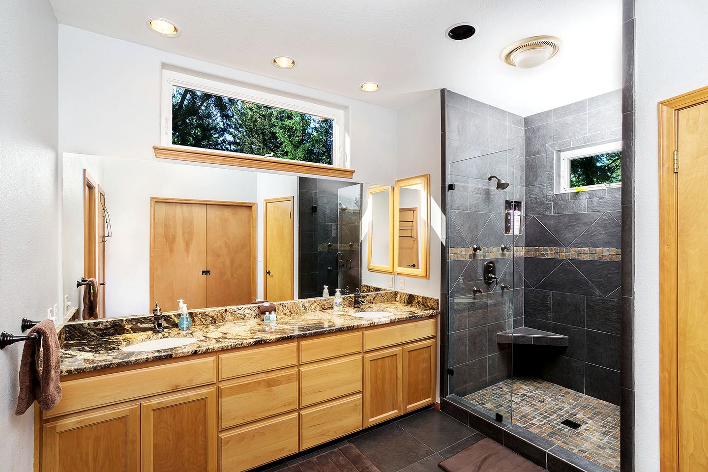 Panoramic Views of the Chiwawa River from a Luxury Cabin Porch with Private Hot-Tub in Leavenworth