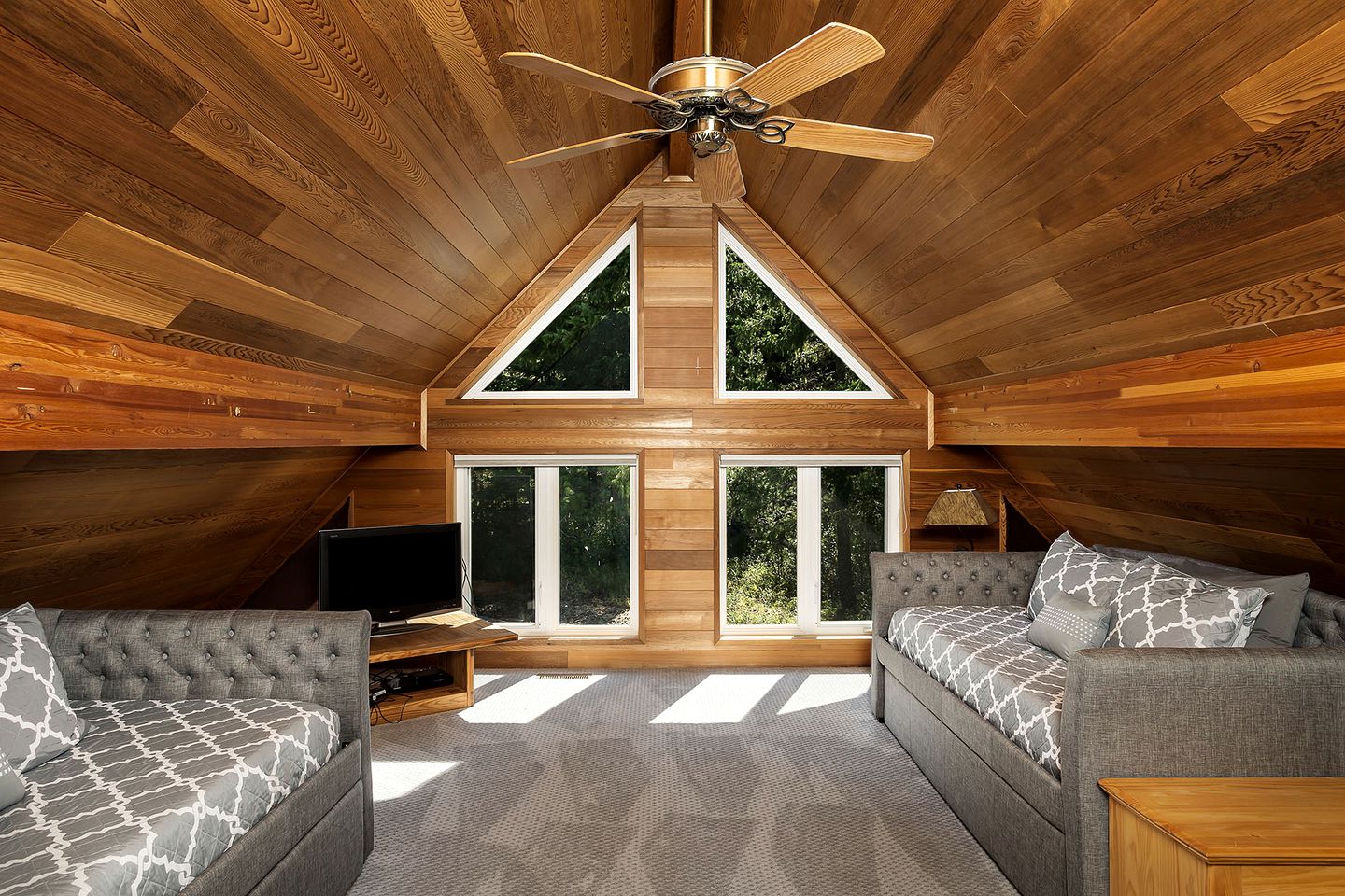 Panoramic Views of the Chiwawa River from a Luxury Cabin Porch with Private Hot-Tub in Leavenworth