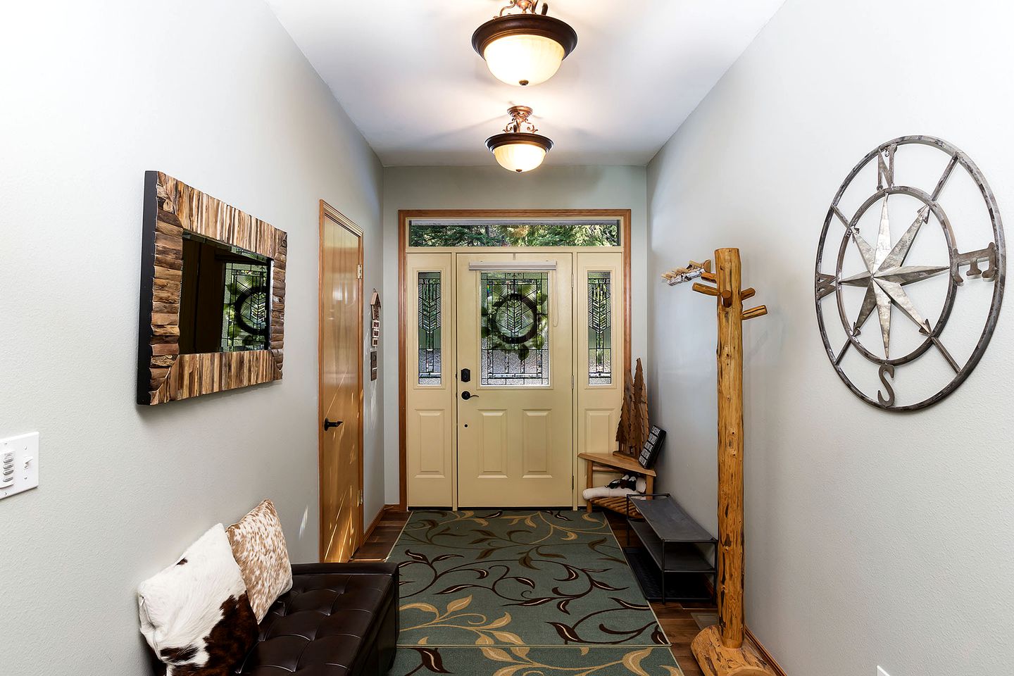 Panoramic Views of the Chiwawa River from a Luxury Cabin Porch with Private Hot-Tub in Leavenworth