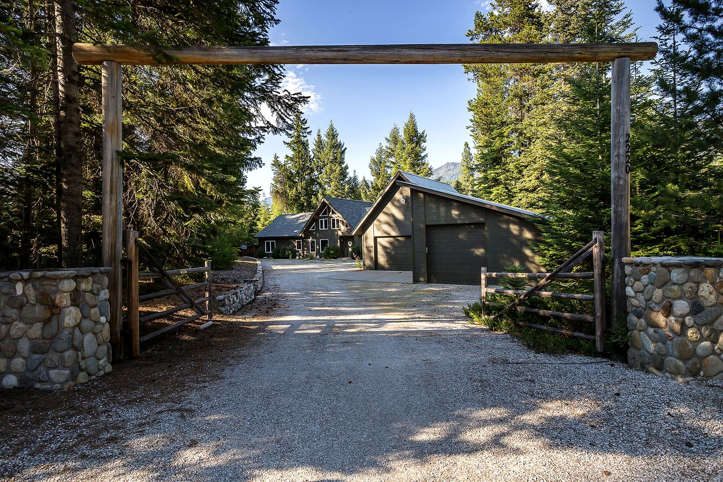 Panoramic Views of the Chiwawa River from a Luxury Cabin Porch with Private Hot-Tub in Leavenworth